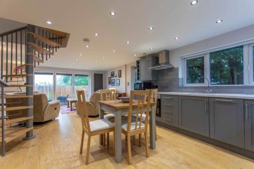 Abbey Rectory - with private parking, Bath