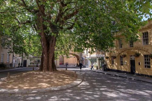 Abbey Rectory - with private parking in Bathampton