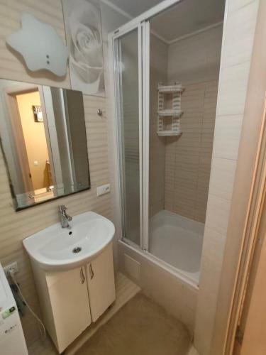 淋浴間, Затишна 2-кімнатна квартира для спокійного сімейного відпочинку (Затишна 2-кімнатна квартира для спокіиного сімеиного відпочинку) in 尼古拉耶夫