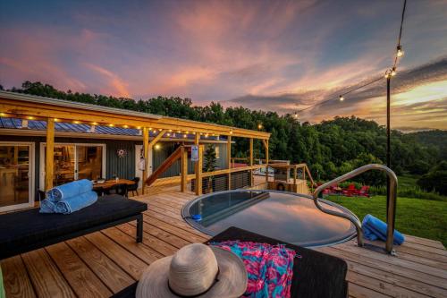 NEW Hill Gem - Murals - Heated Cowboy Pool- Hot Tub- Game Room