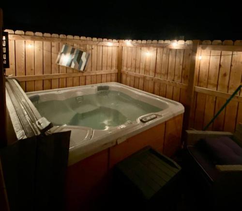 Dog Friendly Oasis Private Hot Tub with Sauna in Boulder (CO)