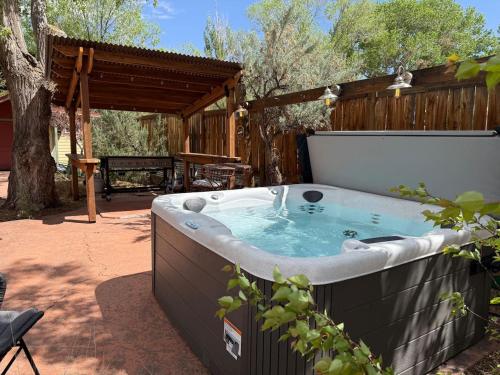 French Quarter Garden Cottage-Downtown Hot Tub - image 3