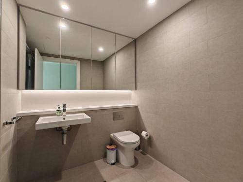 Bright and Spacious 2BR Apartment in Olympic Park - image 9
