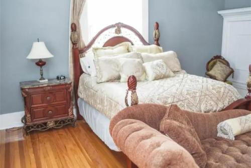Queen Bed Escape. Near Dining and Main Street in 安德森
