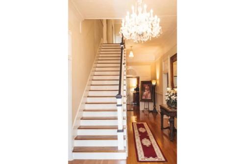Queen Bed Retreat, Walk to Dining and Main St in 安德森