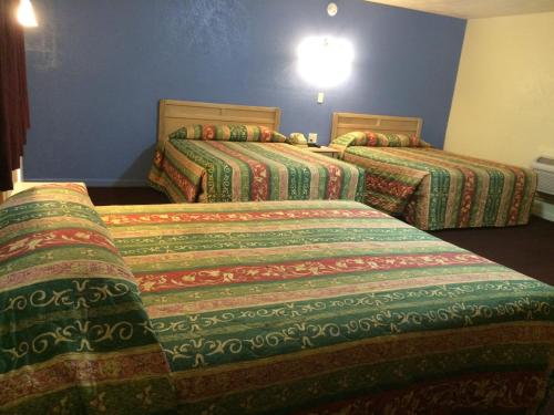 3 queen beds