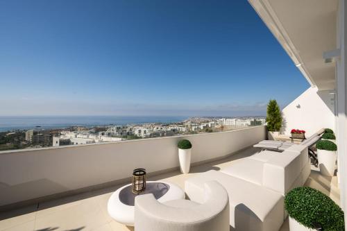 Luxury Penthouse with Panoramic Sea Views in Higuerón West