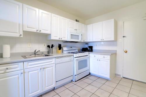 Modern & Spacious 2BR Apartment at Crystal city in Arlington, USA