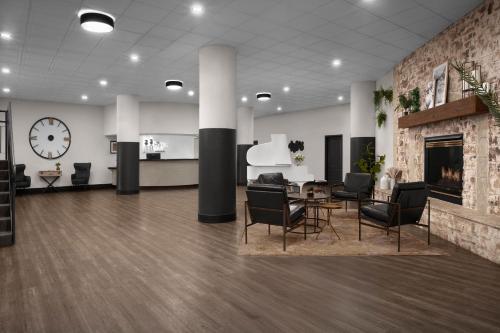 Előcsarnok, The Suites Hotel at Waterfront Plaza near Duluth nemzetközi repülőtér