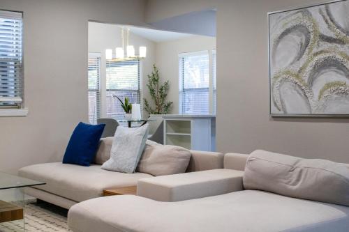 Plush Lux 5 BR in Plano with Gym, Patio, and Turf, Plano