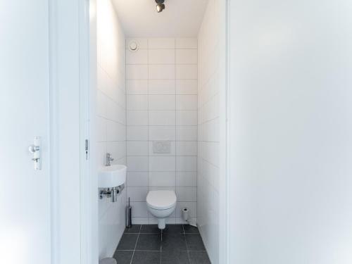 Badkamer, Detached villa with view, garden and privacy in Tholen