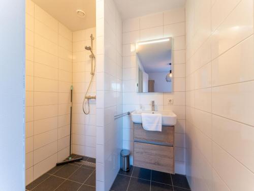 Badkamer, Detached villa with view, garden and privacy in Tholen