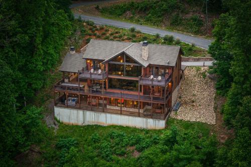 Black Bears & Biscuits Lodge by American Patriot Getaways
