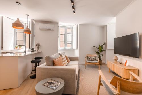 A2 Spacious & Stylish Apartment for 9 in Bica, Downtown Lisbon, Лиссабон