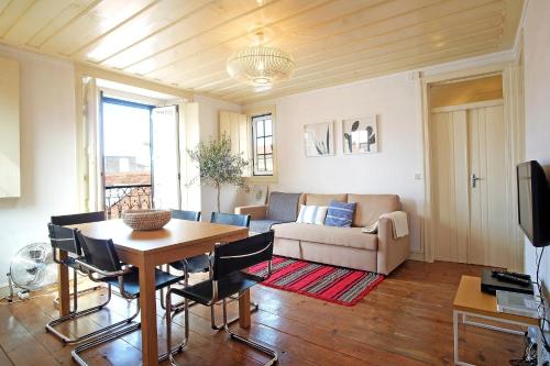BH4D Sunny 4th Floor Apartment with Stunning Views in Bairro Alto - Lisbon Downtown, Lisboa