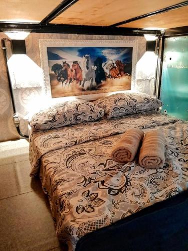 A casa pequena, mas cuidadosamente decorada, oferece um ambiente acolhedor e íntimo, perfeito para relaxar, Paraty