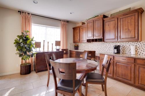 Single-Story San Bernardino Home with Valley Views! in 聖迪馬斯