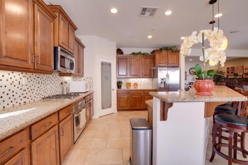 Single-Story San Bernardino Home with Valley Views! in 聖迪馬斯