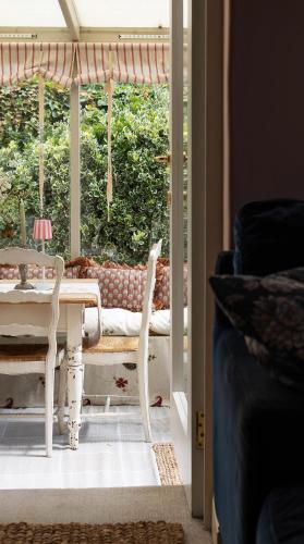 Incredible Church Views from Beautiful Cottage in เพนส์วิค