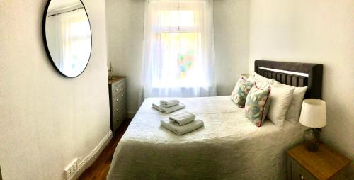 Super location 2 bedroom apartment 20 minutes from central London, Лондон