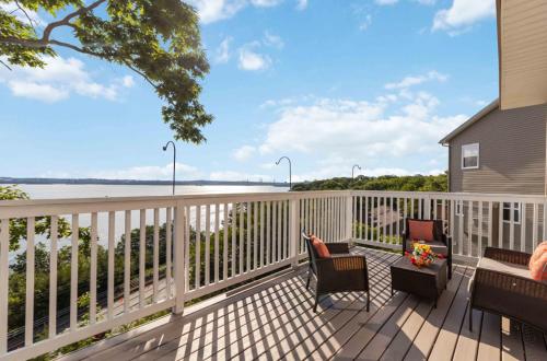 Luxury Bayview Retreat, 2 Private Rooms OR 1 Entire Apartment in Halifax (NS)