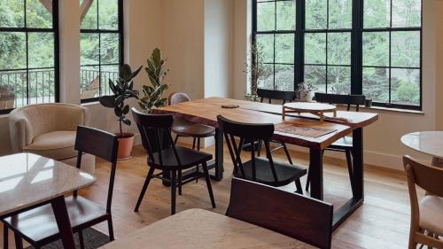 บริการและสิ่งอำนวยความสะดวก, Allora in เฮนเดอร์สันวิลล์ (NC)