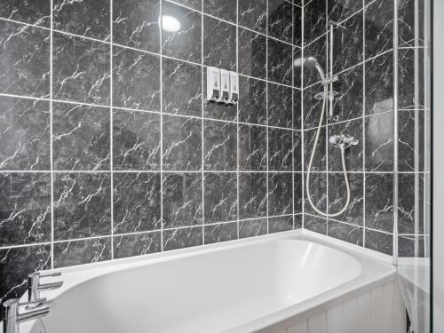 Ванна кімната, Mollison 2 Bedroom Apartment - Harthill in Harthill