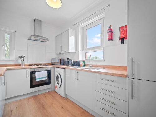 кухня, Mollison 2 Bedroom Apartment - Harthill in Harthill