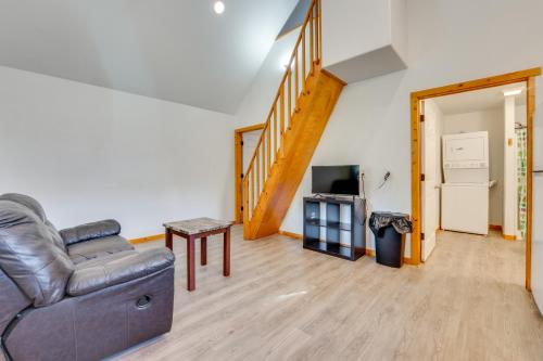 Less Than 1 Mi to Main St Quiet Home with Yard in Stockdale in Stockdale (TX)