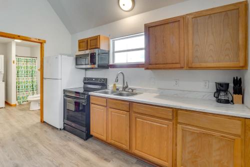 Less Than 1 Mi to Main St Quiet Home with Yard in Stockdale in Stockdale (TX)