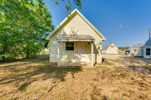Less Than 1 Mi to Main St Quiet Home with Yard in Stockdale in Stockdale (TX)