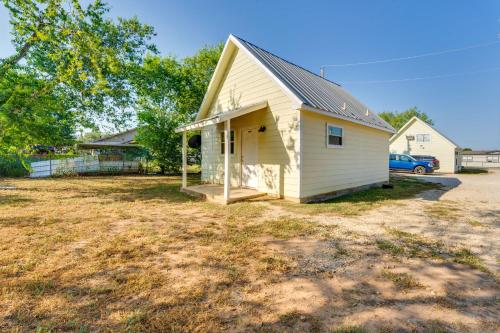 Less Than 1 Mi to Main St Quiet Home with Yard in Stockdale in Stockdale (TX)