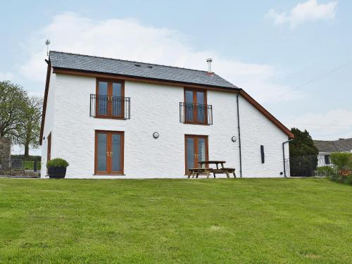 Exterior view, Y Hendy Llaeth in Red Roses