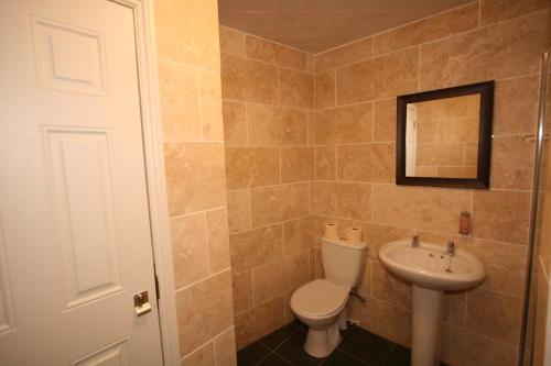 Central Studios Gloucester Road by RoomsBooked - Free Parking - image 2