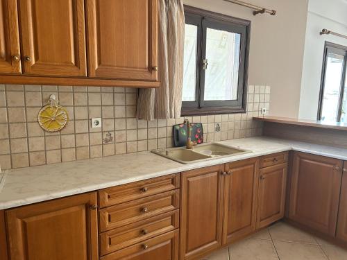 廚房, Lemon & Light Bright Apartment with View and Fireplace in 奧伊卡里阿