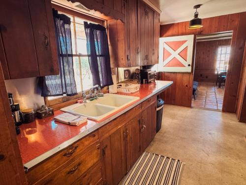 Johua Tree Ranch House Motel - Downtown - Room #1 in Joshua Tree, USA