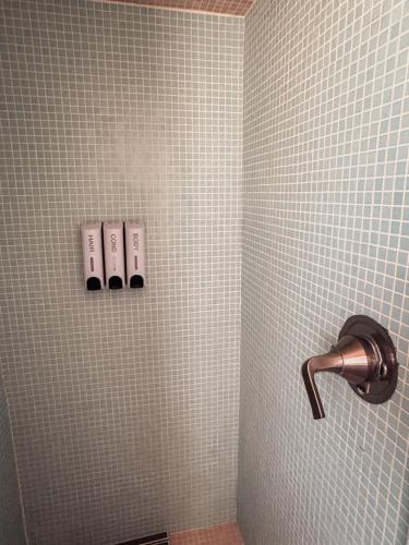 Room 3 - Downtown Joshua Tree Motel - Pet Friendly - Walk to Shops & Visitor Center, Minutes to Park - 화장실