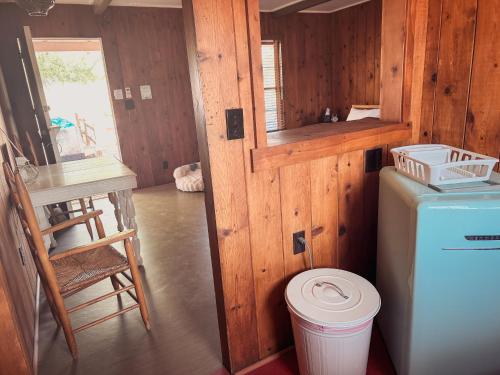 Room 3 - Downtown Joshua Tree Motel - Pet Friendly - Walk to Shops & Visitor Center, Minutes to Park - 주방