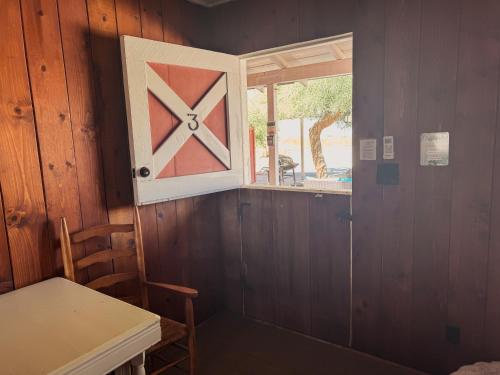 Room 3 - Downtown Joshua Tree Motel - Pet Friendly - Walk to Shops & Visitor Center, Minutes to Park - 출입구