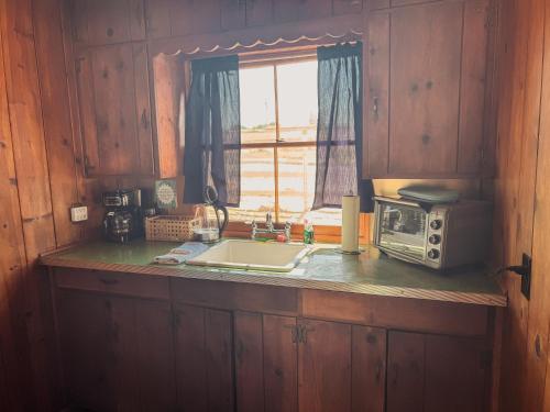 Room 3 - Downtown Joshua Tree Motel - Pet Friendly - Walk to Shops & Visitor Center, Minutes to Park
