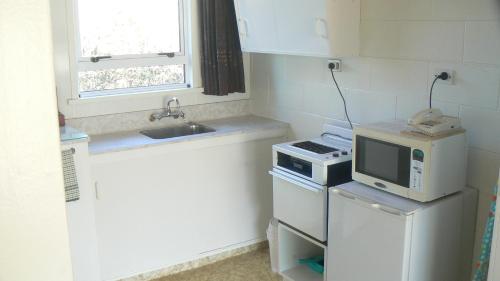 ห้องครัว, 289 มิดเวย์ โมเต็ล (289 Midway Motel) in โออามารุ