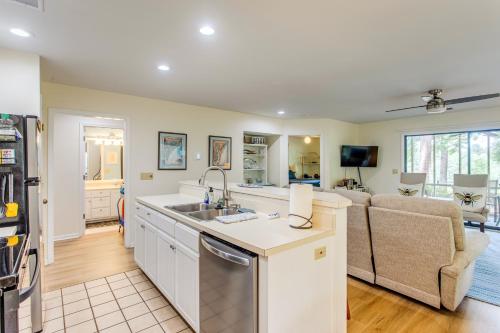 Condo with Golf Course Views Less Than 1 Mi to Sunset Beach!, Sunset Beach (foto 7)
