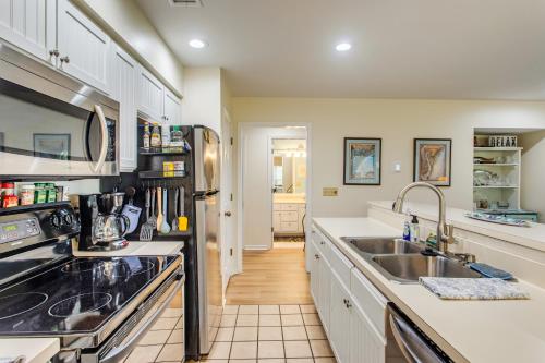 Condo with Golf Course Views Less Than 1 Mi to Sunset Beach! detail