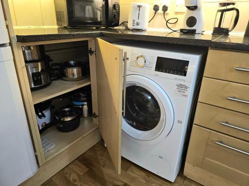 Spacious & Cosy 2 Bedroom Home plus 2 Sofa-beds with Private Entrance and Back Patio, 3 min walk to Earl's Court Station, Londýn (fotografie 9)