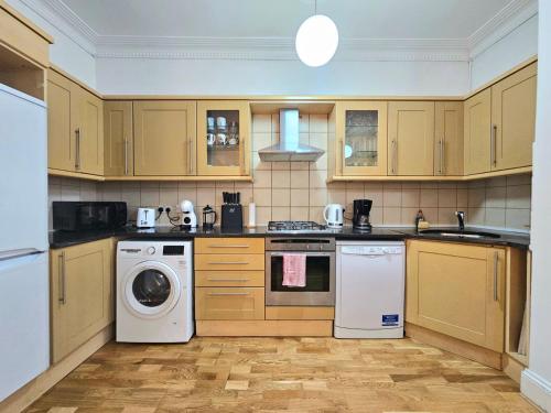 Spacious & Cosy 2 Bedroom Home plus 2 Sofa-beds with Private Entrance and Back Patio, 3 min walk to Earl's Court Station, Londýn (fotografie 4)