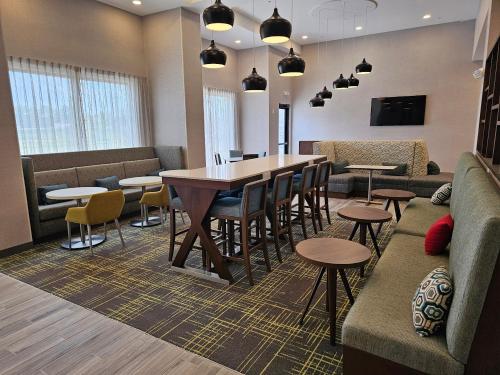 Hampton Inn & Suites by Hilton Somerset - 로비