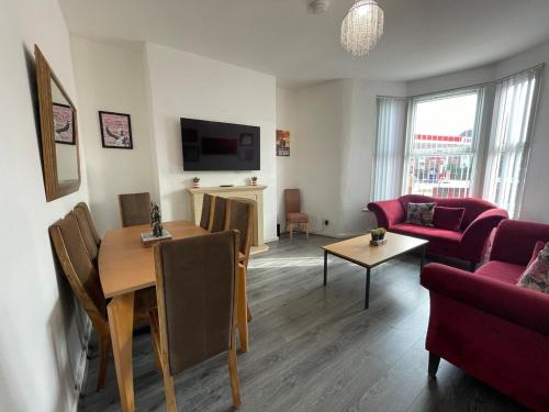 The LFC Red House - Spacious House With 5 Bedrooms, 2 Bathrooms, Street Parking And 1 Minute From The Stadium, Liverpool (photo 5)