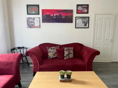 The LFC Red House - Spacious House With 5 Bedrooms, 2 Bathrooms, Street Parking And 1 Minute From The Stadium, Liverpool (photo 10)