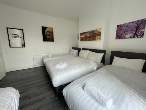 The LFC Red House - Spacious House With 5 Bedrooms, 2 Bathrooms, Street Parking And 1 Minute From The Stadium, Liverpool (photo 2)