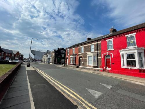 The LFC Red House - Spacious House With 5 Bedrooms, 2 Bathrooms, Street Parking And 1 Minute From The Stadium, Liverpool (photo 6)